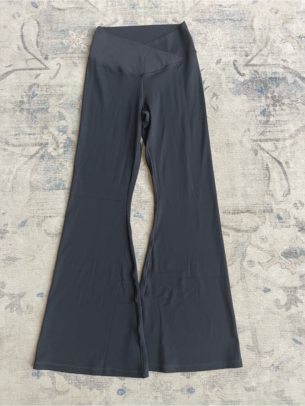 OFFLINE Aerie Real Me Crossover Flare Leggings Black Large Short